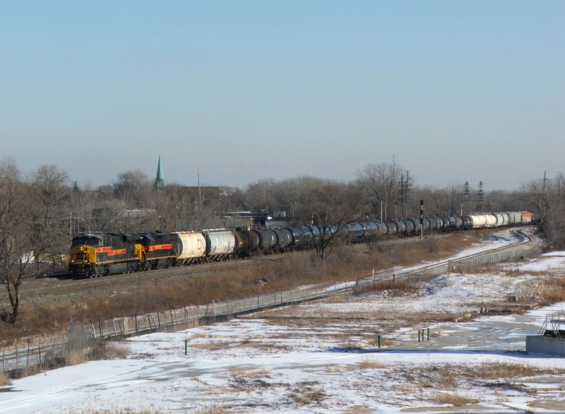 As viewed from Halsted St., Iowa 501 takes head room on the IHB before shoving into Riverdale Yard. 12-12-08