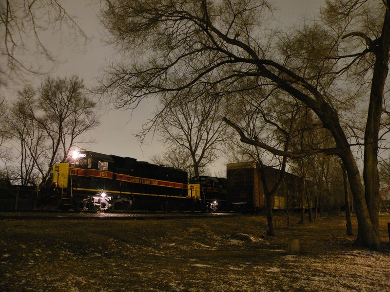 Iowa 700 and 702 head down the connector at BI Jct with traffic for Evans Yd and the Harbor. And yes, that is an old Conrail auto parts 89' box car on the Evans Yd lead... why was beyond me! 03-02-09