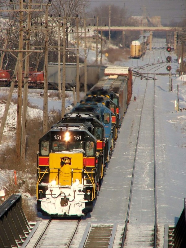 Iowa 151 takes the train around the wye at McCook and is now on the Harbor, heading geographically south, railroad east. This shot is not at all easy to take, as I am standing on I-55. Completely worth it