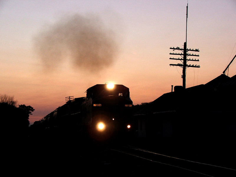 CSX's J745 heads west through Seneca after making a set-out in the siding. Iowa's RINSU is waiting in Utica for this guy to clear up in Ottawa.