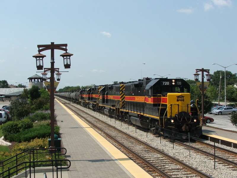 Ending our chase and a sleepless night, Iowa 720 trundles through Tinley Park with ethanol for CRL and ultimately the NS.