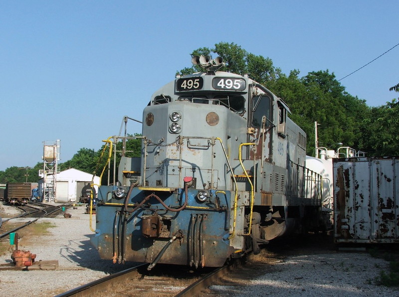 GP16 495 sits on the Hill Track with the weed sprayer trainset in Iowa City. 06-26-07