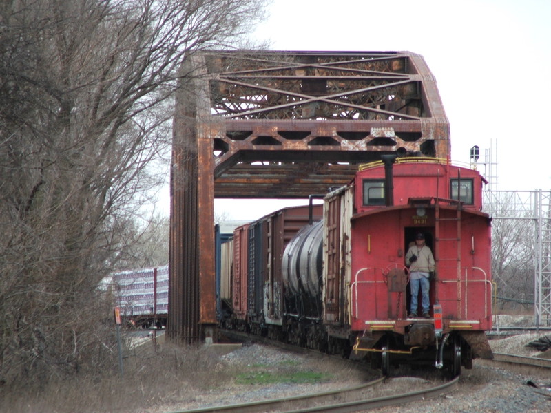 The conductor watches the shove as the BISW makes it around the bend off of the Harbor. The train will head up onto the Main and head eastbound back into Burr Oak Yd. 04-01-07