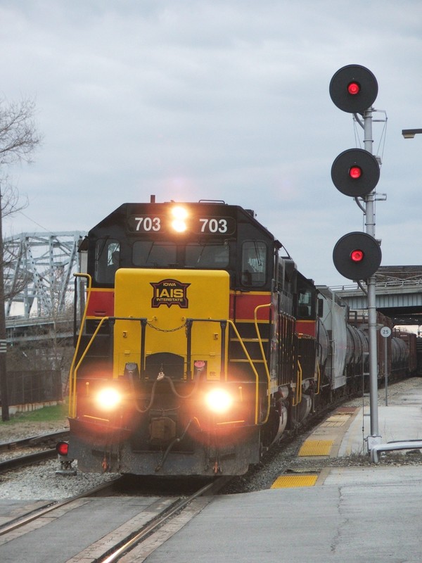 Iowa 703 brings BISW through Blue Island Depot, passing the old RI searchlights still standing here. 04-01-07