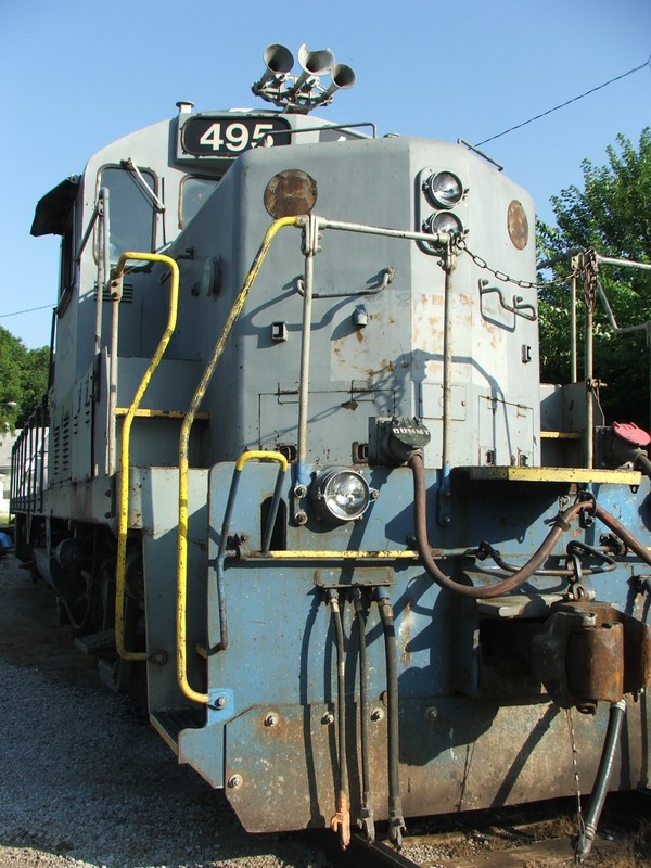 IAIS 495 holds down the weed sprayer in Iowa City... check out that monster Leslie RS5TRRO... too bad its chipped!  06-26-07