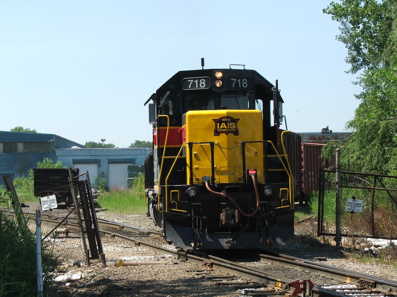 Iowa 718 shoves a cut of cars into Evans Yd. 07-30-07