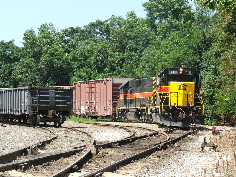 718 and 712 eek through one of Evans Yards many sharp turnouts, and yes, the picture is level, the engine is leaning that much... 07-30-07