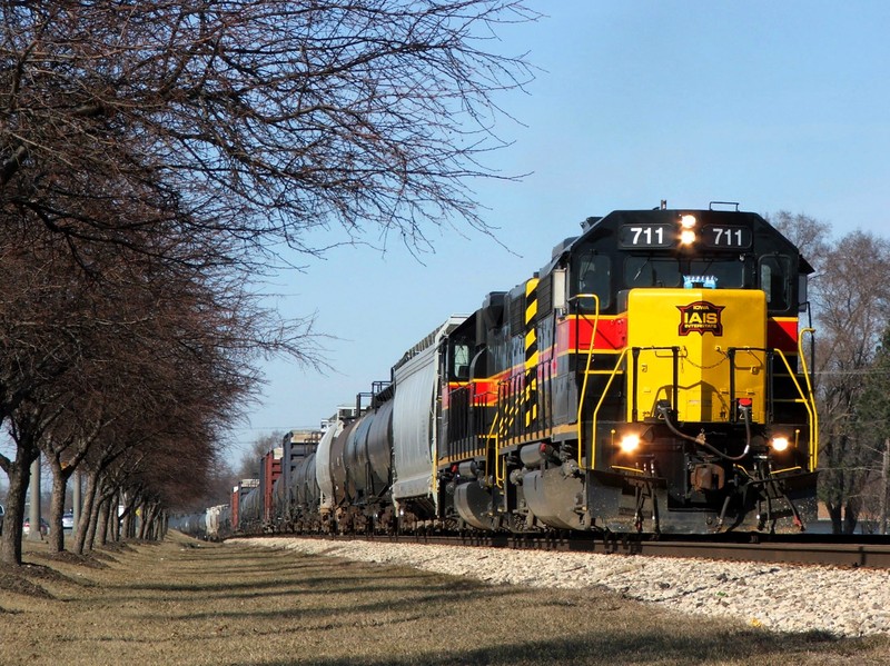 A pair of 700's led by 711 lead a shortened RIBI through New Lenox. The normal CBBI traffic wasn't a part of thsi train due to maintenance being done on the Government bridge in Rock Island. 02-19-06