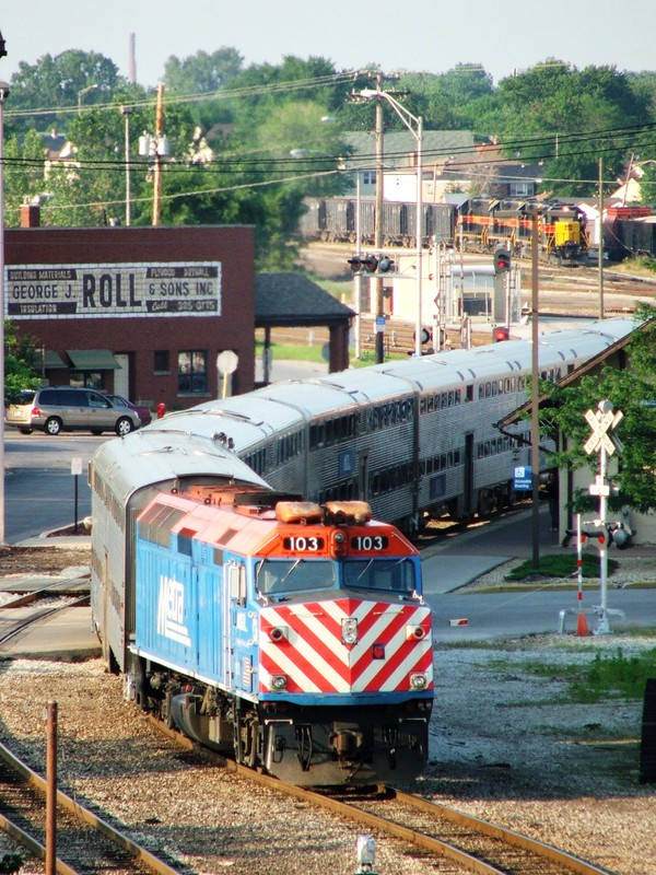 An inbound Metra departs Blue Island Vermont St. as BICB prepares to depart in the background. 06-29-06