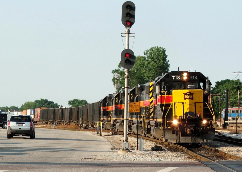 BICB with 718 and 3 more departs Burr Oak Yd. with cars from Ozinga up in front. 06-29-06