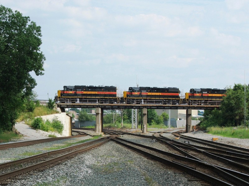703, 715, and 701 head toward Burr Oak light power from Evans Yd. The BISW crew will grab a 4th 700 in Burr Oak and assemble BICB. 07-08-06