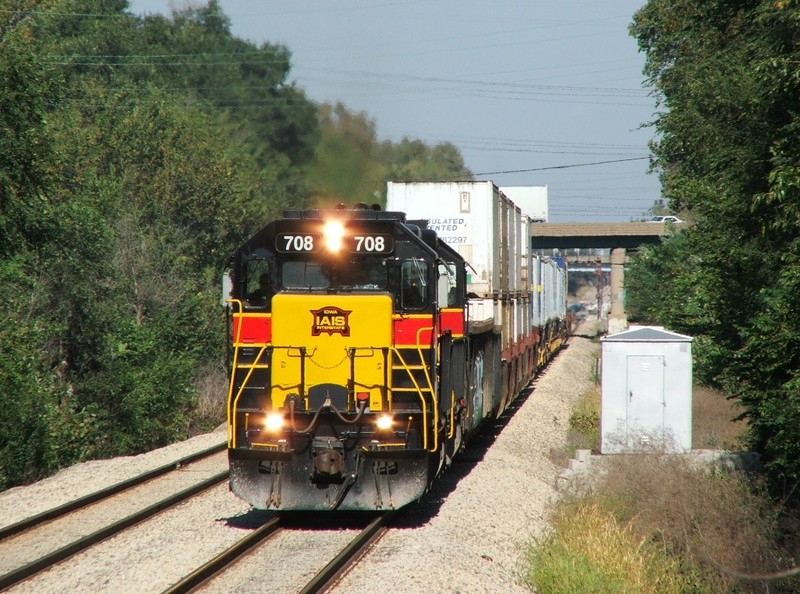 708 leads a very short BICB on another beautiful day. Besides the 3 scrap gons on the head end, the train make-up was pure stacks... Midlothian, IL 09-26-06