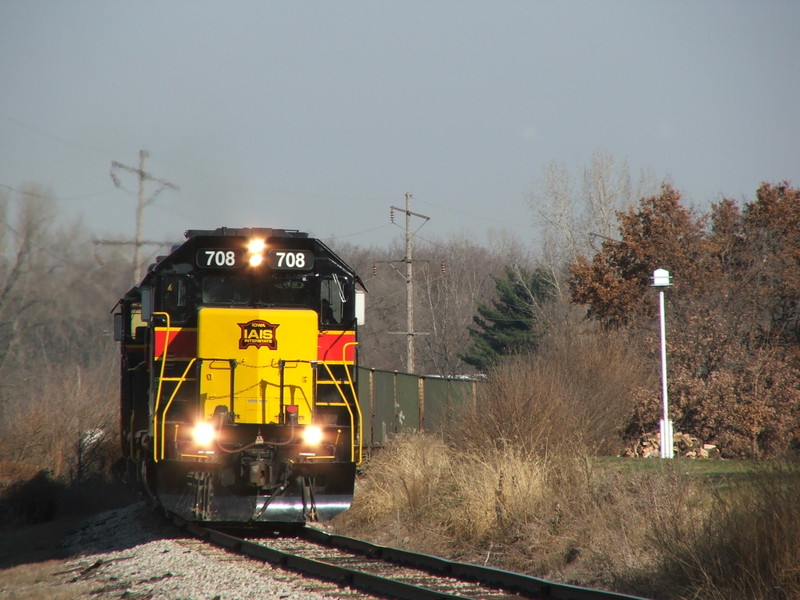 708 and 704 are in charge of a Cedar Rapids coal train just south of Henry, bound for the TZPR in Peoria. 11-24-06