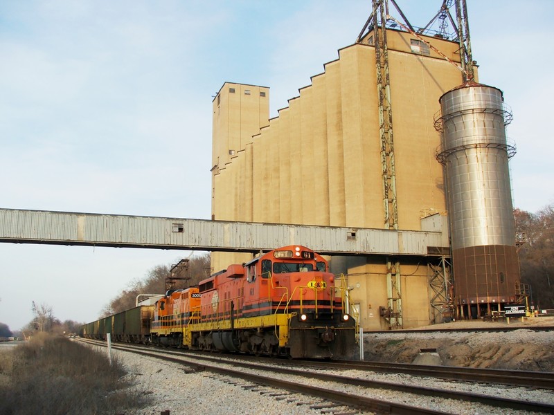 The coal mtys pull up into Creve Couer as the TZPR power cuts off and prepares to head back to their shops. The CN will take it from here.