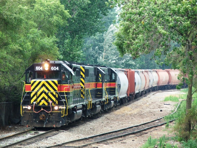 Pulling down toward BI Jct, the trio of 600's look good. This was my last 600 sighting on the east end. 07-12-05