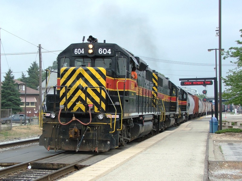 Months into the new 700 craze, one cloudy afternoon in BI yielded a solid consist of "oldies" in the form of  604, 626, and 627. This was the last time I ever saw a 600 on the east end, let alone a solid set of 3! 07-12-05