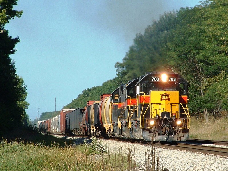 703, 717, and 709 thunder through the scenic portion of Tinley Park with a lengthy BICB. 09-03-05