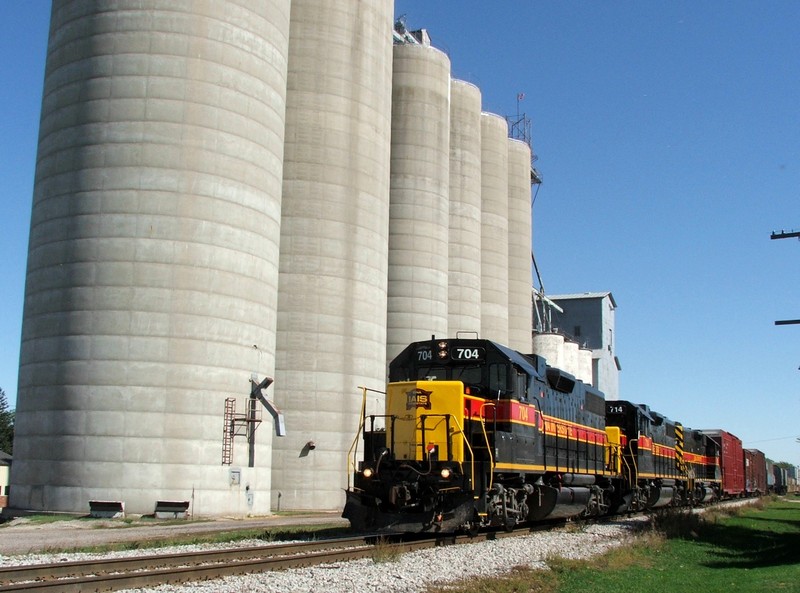 Iowa 704, 714, and 709 stroll through the sleepy town of Walcott, IA with BICB. 10-08-05