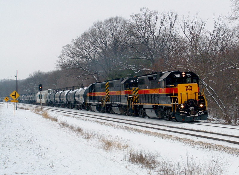 705, 627, and 626 thunder out of the Joliet river valley with a heavy ADM biased CBBI. 01-09-05