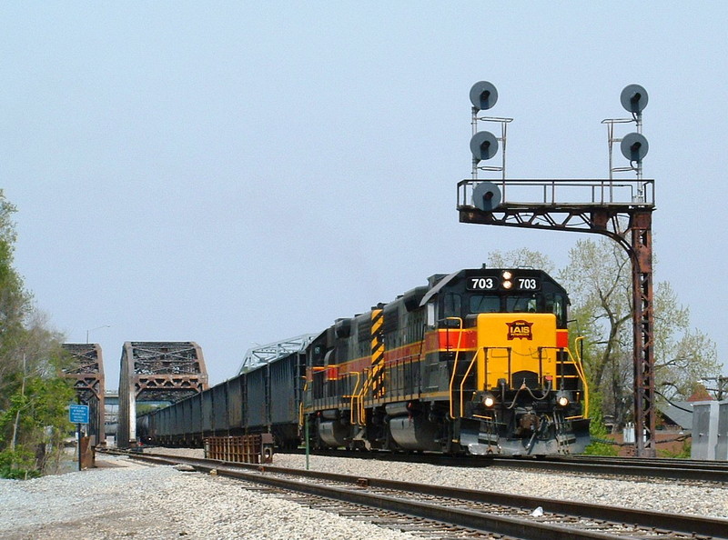 Iowa 703 and 718 double team the westbound as they pass under one of the three vintage RI cantilevers remaining. 05-07-05