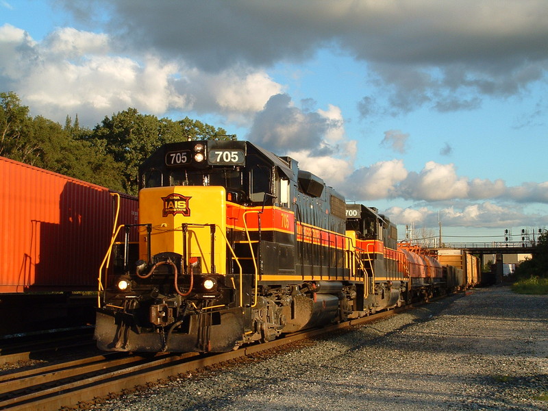 Iowa 705 and 700 work a BISW on their way back from IHB's Riverdale Yd. 08-05