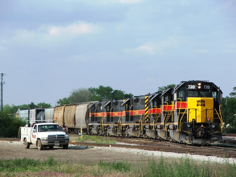 720 is in the lead of 5 others and a massive BICB as the conductor grabs his paper work from the local BI Dodge. 05-28-05