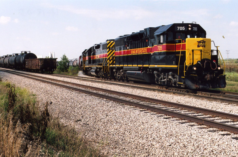 East train setting out at Ozinga, mp 27 on the Metra territory.  Sept. 18, 2005.