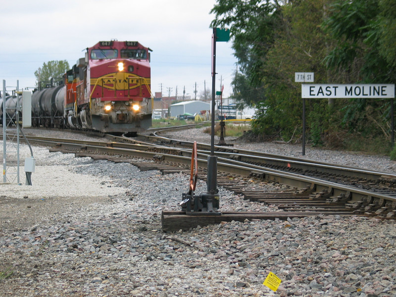 BNSF fertilizer train approaching 7th St. E. Moline, Oct. 7, 2005.