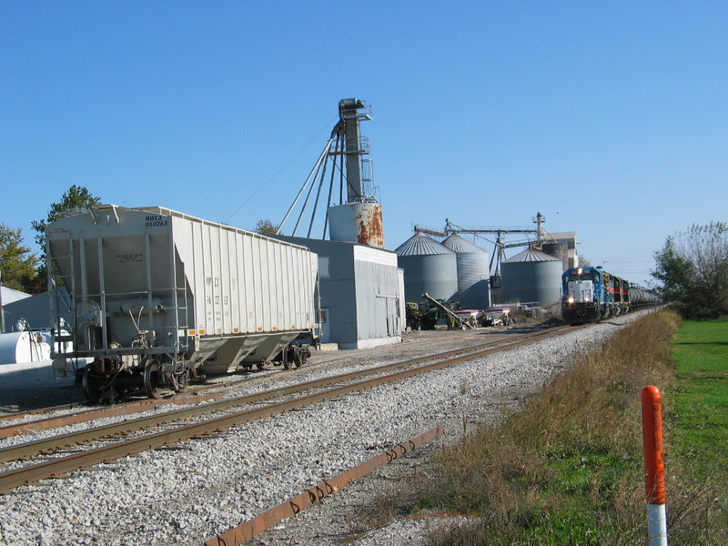 WB RI turn approaches the Atalissa fertilizer store, with another load to spot in.  Oct. 27, 2007.