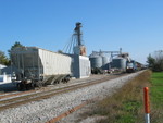 WB RI turn approaches the Atalissa fertilizer store, with another load to spot in.  Oct. 27, 2007.