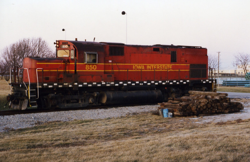 On one of the rare occasions that 850 worked the local, she rests at JM while the crew gets switching instructions.