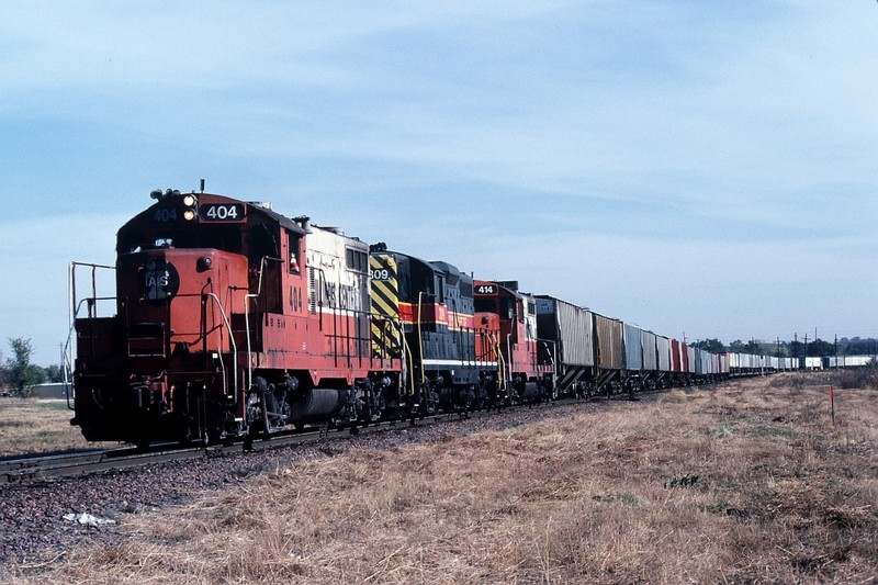 404, 309, and 414 drag the BICB past the west end of the UP Des Moines yard. Nov-1989.