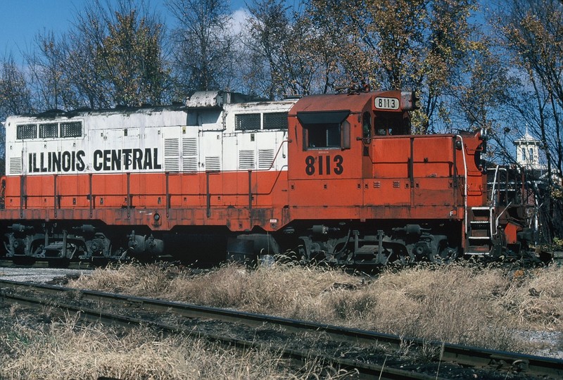 Side view of 8113. The IAIS is barely visible behind the Illinois Central banner. 21-Oct-87.