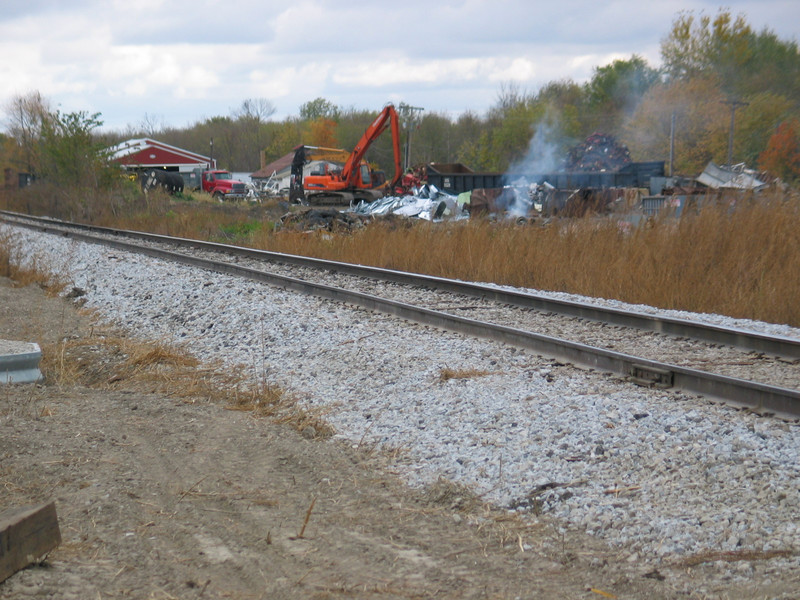 Looking east, at Berman's, mp301 east of Grinnell, with a couple IAIS 6500s being loaded.  Oct. 24, 2005.