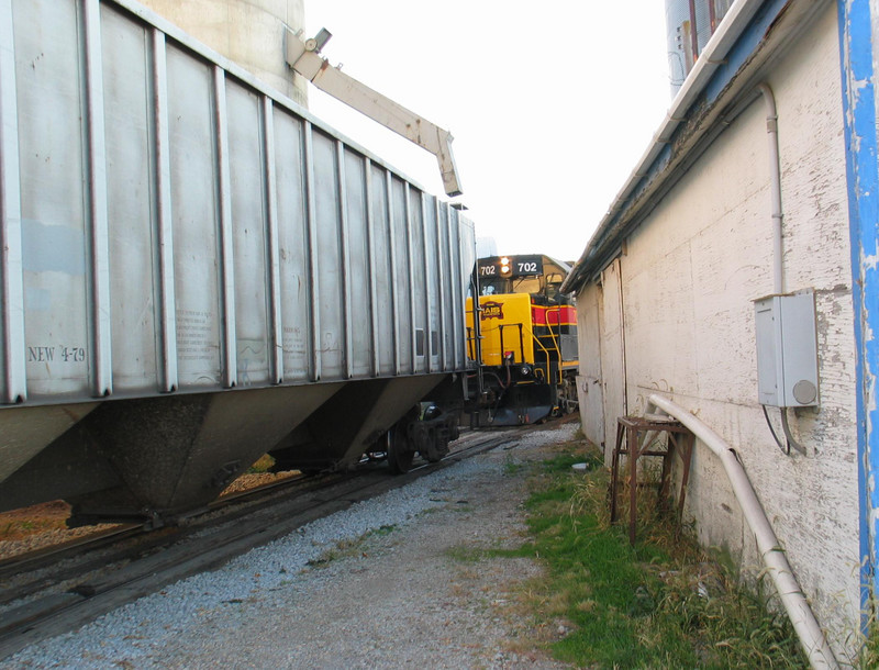 Power pulls away after spotting hoppers, Anita elevator track, Oct. 25, 2005.