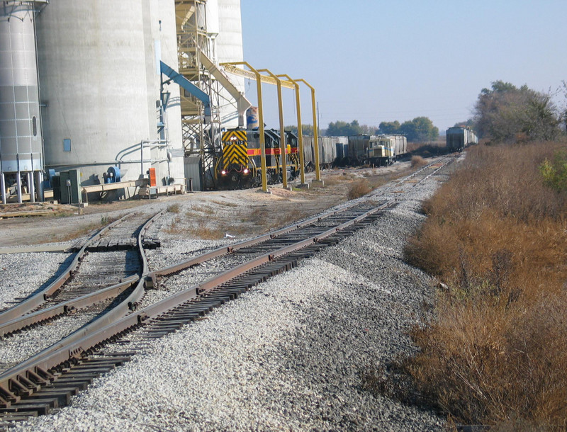 Picking up loads at Harlan, Oct. 25, 2005.