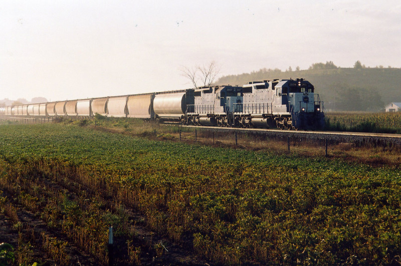 WB turn north of Wending's Quarry (that's the quarry's overburden pile in the background), mp 213.2.  Aug. 17, 2005